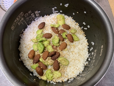 アーモンドとそら豆+ウミタナゴとメバルの炊き込みご飯