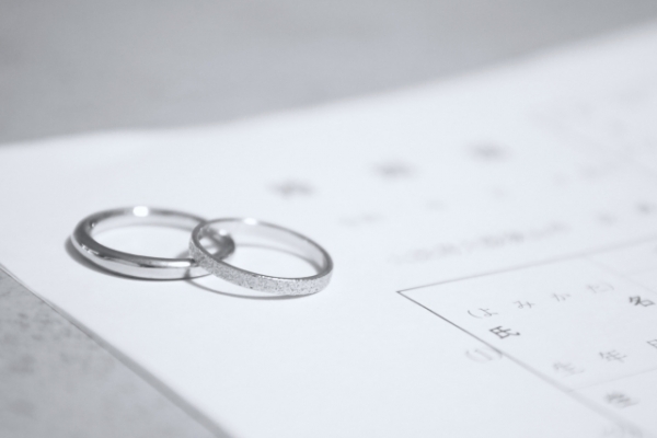 結婚　指輪　夫婦　書類　イメージ