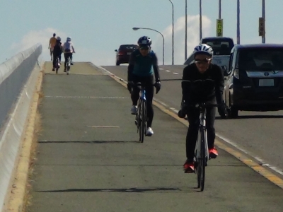 琵琶湖大橋の歩道を疾走するビワイチの自転車（22/11/05）