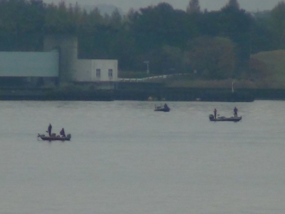 琵琶湖大橋西詰めから眺めた南湖は朝のうち曇天微風のベタナギで所々にボートが集まって釣りをしてます（11月20日9時10分頃）