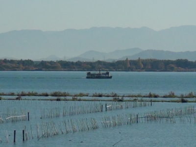 山ノ下湾から眺めた琵琶湖南湖はほぼ快晴軽風のいい天気。観光船の一番丸が今日から始まった「琵琶湖浪漫クルーズ」第1便の乗客を迎えに雄琴港へ向かってます（11月25日9時30分頃）