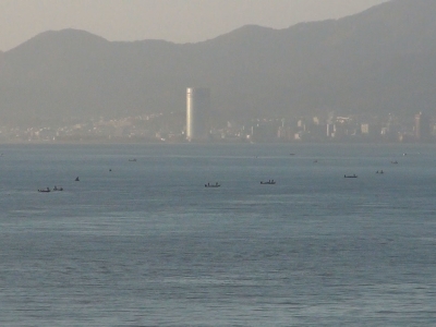 琵琶湖大橋最頂部から眺めた南湖。烏丸半島から下物、雄琴沖にかけて一面たくさんのボートが浮かんで釣りをしてます（11月27日7時30分頃）