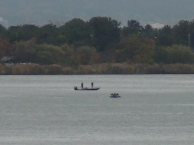 琵琶湖大橋西詰めから眺めた南湖は曇天英風。釣りはできてますが湖上はボートが数隻しか見えずガランガランのガラ空きです（11月30日9時頃）