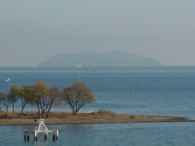 琵琶湖大橋西詰めからな溜めた北湖は晴天軽風のベタナギ。沖のど真ん中で釣り中のボートが見えます（12月9日9時頃）
