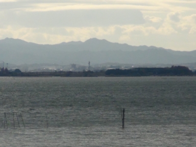 琵琶湖大橋西詰めから眺めた南湖は南西の風で波立ってます。釣り可能なレベルですがボートは1隻も見えません（12月15日10時30分頃）