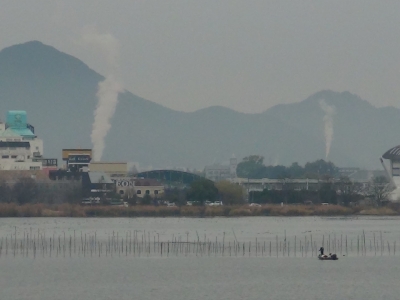 琵琶湖大橋西詰めから眺めた南湖は曇天微風のベタナギで対岸の煙突の煙が真っ直ぐあがってます（12月17日9時15分頃）