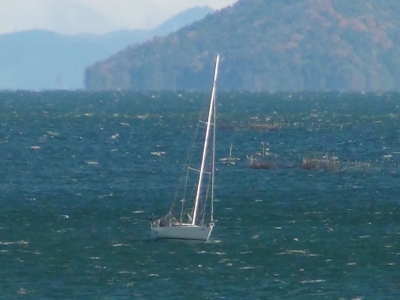 琵琶湖大橋西詰めから眺めた北湖は西寄りの強風で白波立ちまくりの大荒れ。ヨットが帆走できずに帆を畳んで機走してます（12月18日12時20分頃）