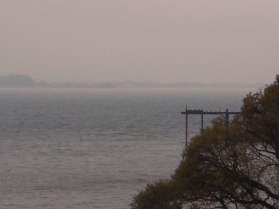 琵琶湖大橋西詰めから眺めた南湖は南寄りの強風で荒れてます（12月22日9時20分頃）