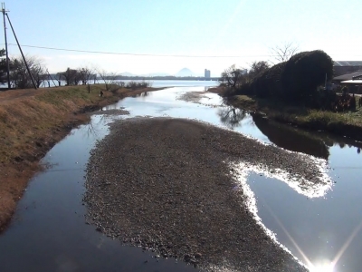 水曜日の琵琶湖は晴天微風のベタナギ。真野川河口はアングラーの姿なし。男の子が1人でゴミを拾ってます（12月28日10時頃）