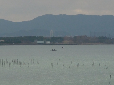 琵琶湖大橋西詰めから眺めた南湖はガラ空き。なぜか木浜3号水路沖にボートが3隻集まってます（12月29日12時30分頃）