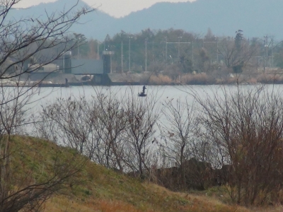 真野川河口から眺めた琵琶湖北湖。対岸のピエリ前で釣り中のボートが見えます（1月6日11時10分頃）