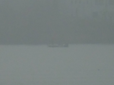 琵琶湖大橋西詰めから眺めた北湖は霧が掛かって対岸のピエリ前で釣り中のボートがギリギリ薄ぼんやり見えてます（1月7日9時15分頃）