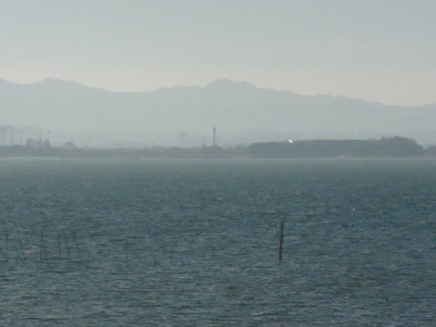琵琶湖大橋西詰めから眺めた南湖は南寄りの強風で沖は白波が立つぐらい荒れてます（1月11日9時10分頃）