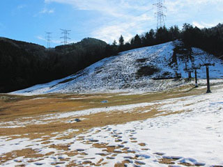 雪不足で開業休止中の赤子山スキー場スノーパル