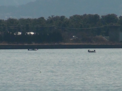 木浜3号水路沖で釣り中のボート。琵琶湖大橋西詰めから眺めた南湖は釣り中のボートがポツリポツリと見えます（2月5日11時15分頃）