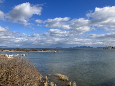 琵琶湖大橋西詰めから眺めた北湖。近くはちょい荒れで釣りができてますが、遠くは北西の強風で白波が立ってます（12月30日11時頃）