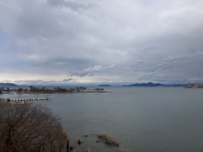琵琶湖大橋西詰めから眺めた北湖は風が強まるタイミングで沖は北西の風、大橋付近は南西の風がせめぎ合ってます（1月24日12時30分頃）