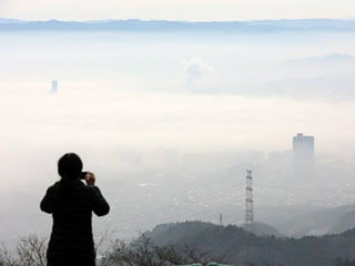 比叡山ドライブウェイの展望台からながめた濃霧の大津市街