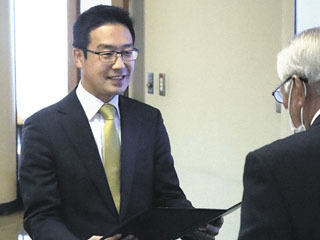 1月30日に行われた守山市長選当選証書の授与式