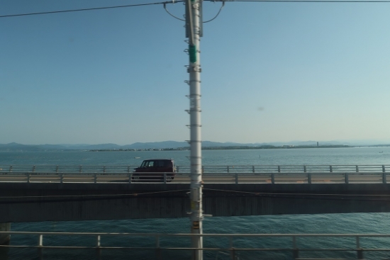 新幹線の車窓から　浜名湖