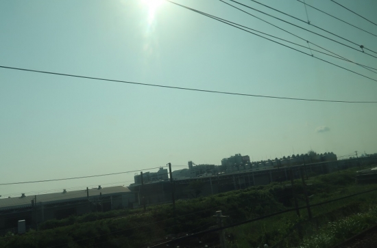 新幹線の車窓から　　名古屋付近　キリン工場