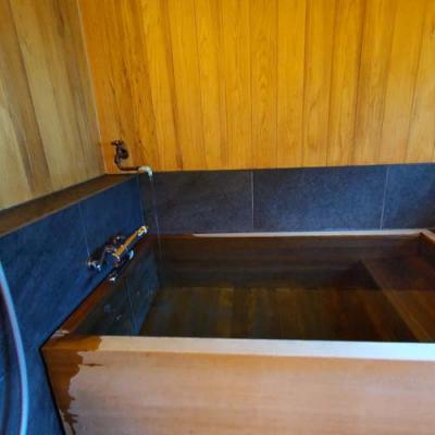 旧館の檜の部屋風呂１