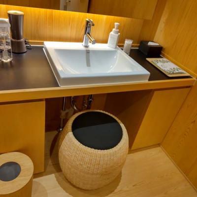 富士屋旅館大浴場の洗面台と籐製の丸椅子１