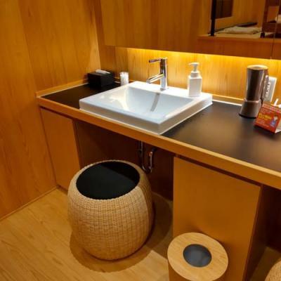 富士屋旅館大浴場の洗面台と籐製の丸椅子２