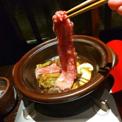 A5松阪牛と松茸のすき焼き鍋にお肉投入