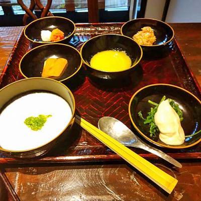 富士屋旅館朝食の奥のお膳にはとろろ芋、カラスミ、明太子、生卵、鰤のなめろう、青菜しろ和え