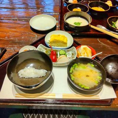 富士屋旅館朝食の手前のお膳にはだし巻き卵、十二庵の豆腐、漬物、梅干し、大根の味噌汁