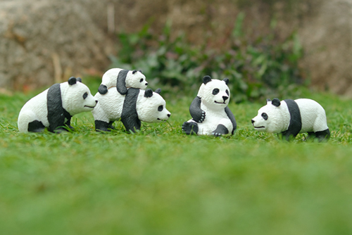 ツバキアキラが撮った、パンダのフィギュア。のそのそと集まってきたパンダさん達のパンダ集会。