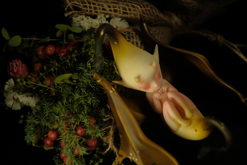 ツバキアキラが撮った、DOLLchateau・William AのRêve。そこはかとなくクリスマスを感じさせる花の傍らで眠る、異形の子。