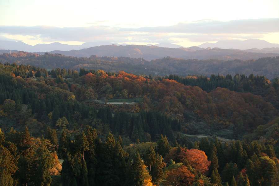 外之沢の棚田の展望台から望む紅葉した雄大な山々