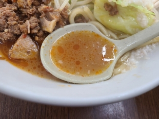 東横笹口店　辛肉ラーメン　スープ