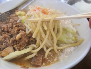 東横笹口店　辛肉ラーメン　麺