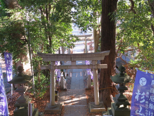 平尾杉山神社の参道６