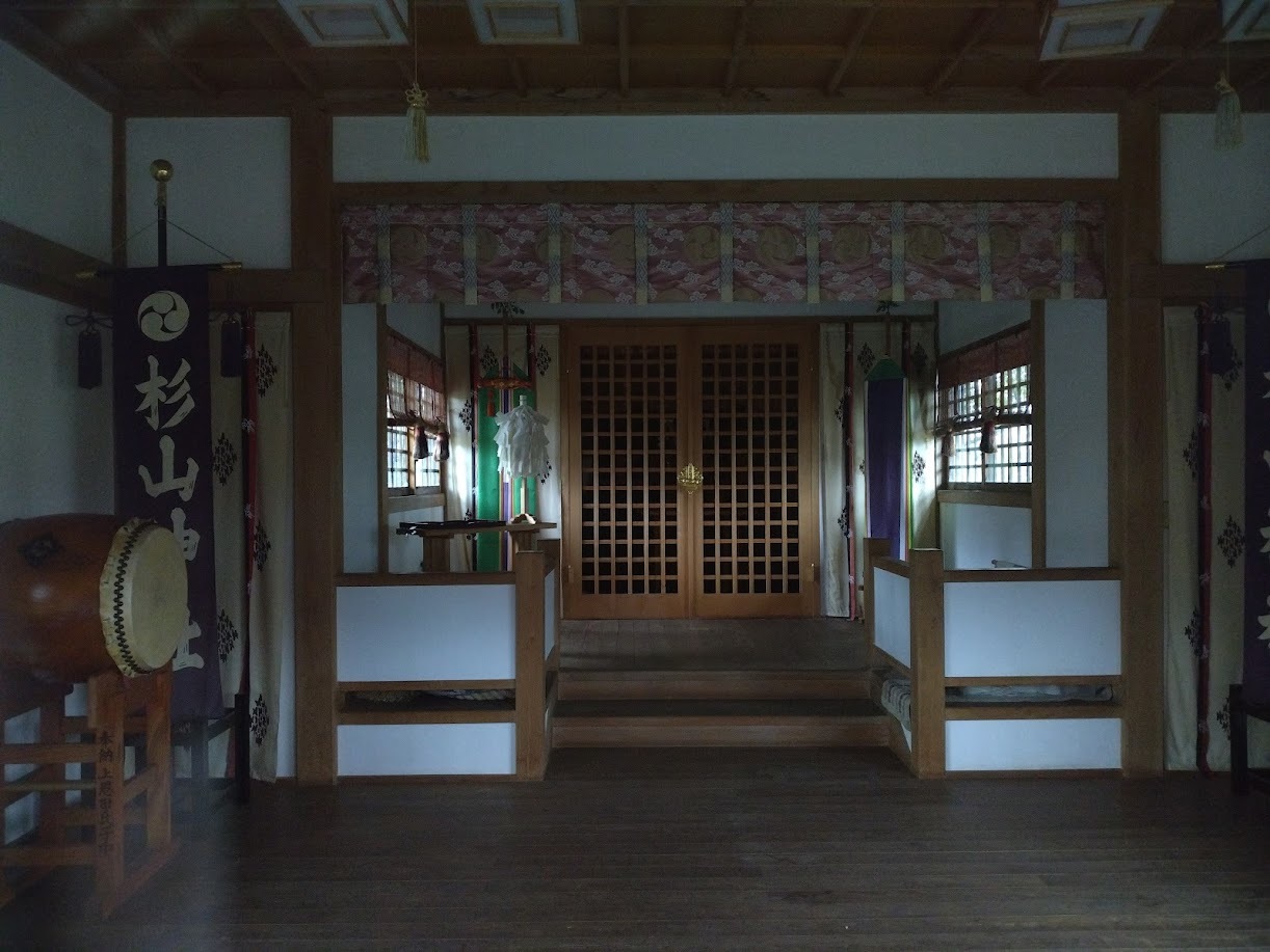 上恩田杉山神社の社殿６