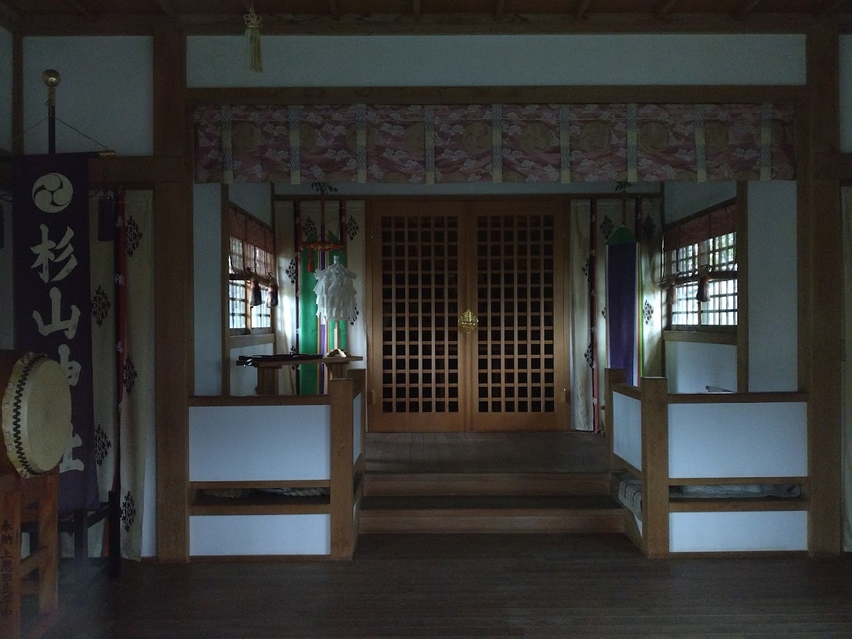 上恩田杉山神社の社殿７