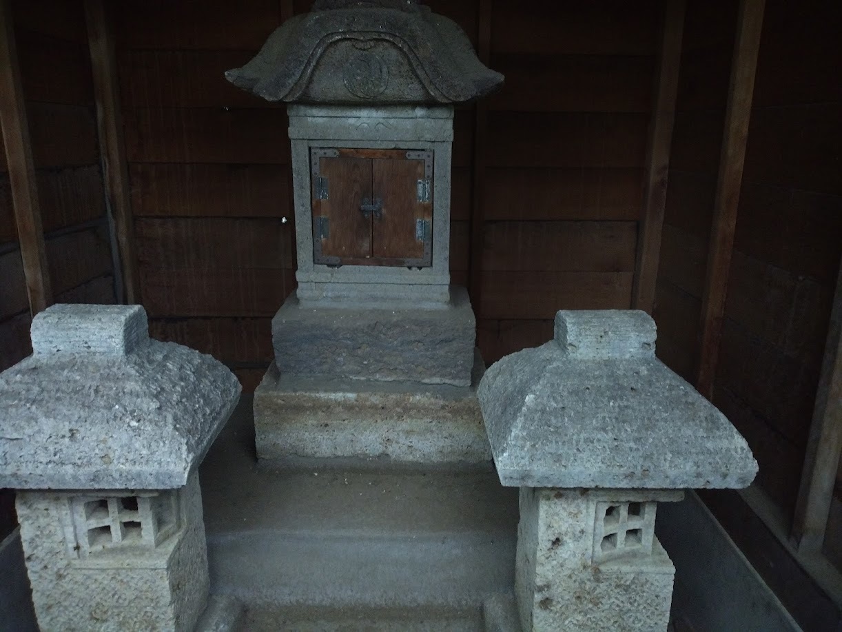 内方姫供養塔近くの熊野神社５