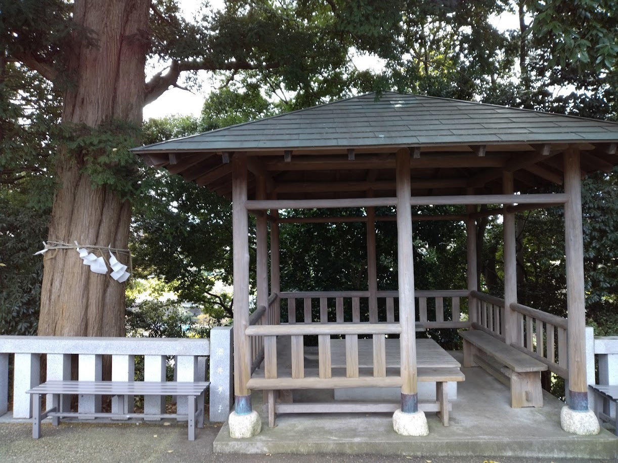 神鳥前川神社の境内２