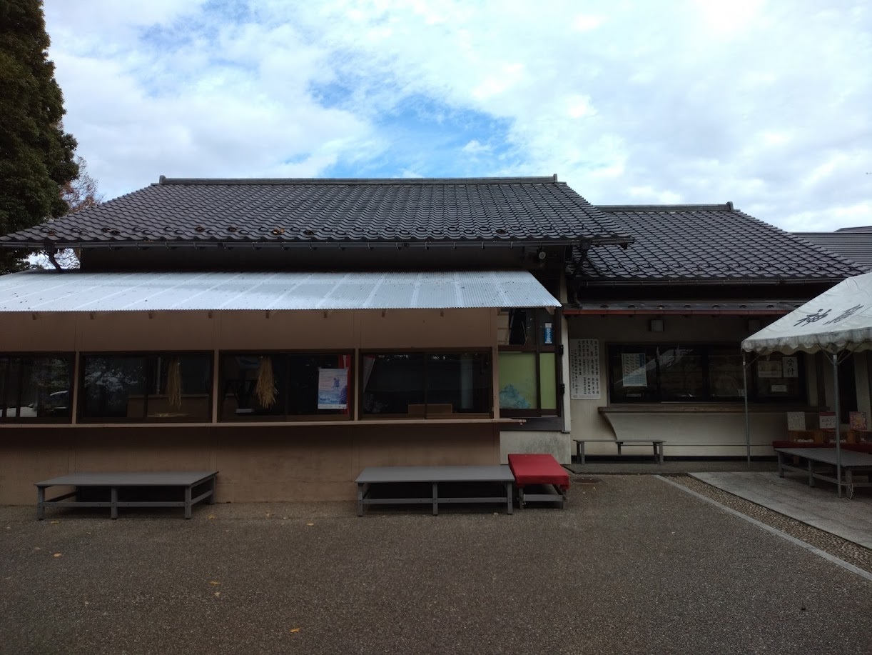 神鳥前川神社の境内５