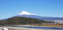富士川楽座から撮影した富士山と富士川